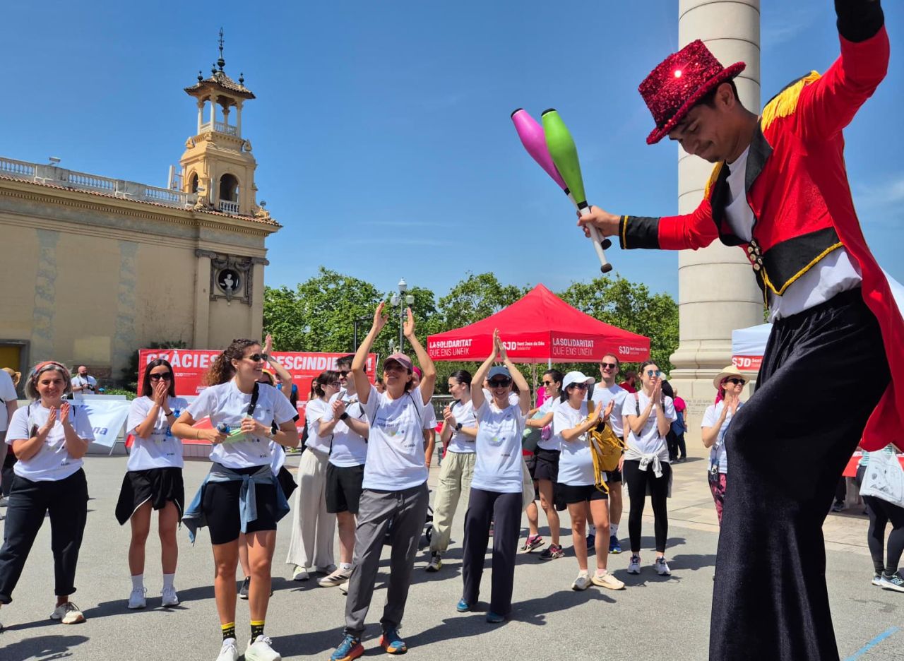 It is quarter past ten on a sunny Saturday morning in April. Plaça Nova, opposite Barcelona Cathedral, is already busy with participants gathering for the Magic Line.